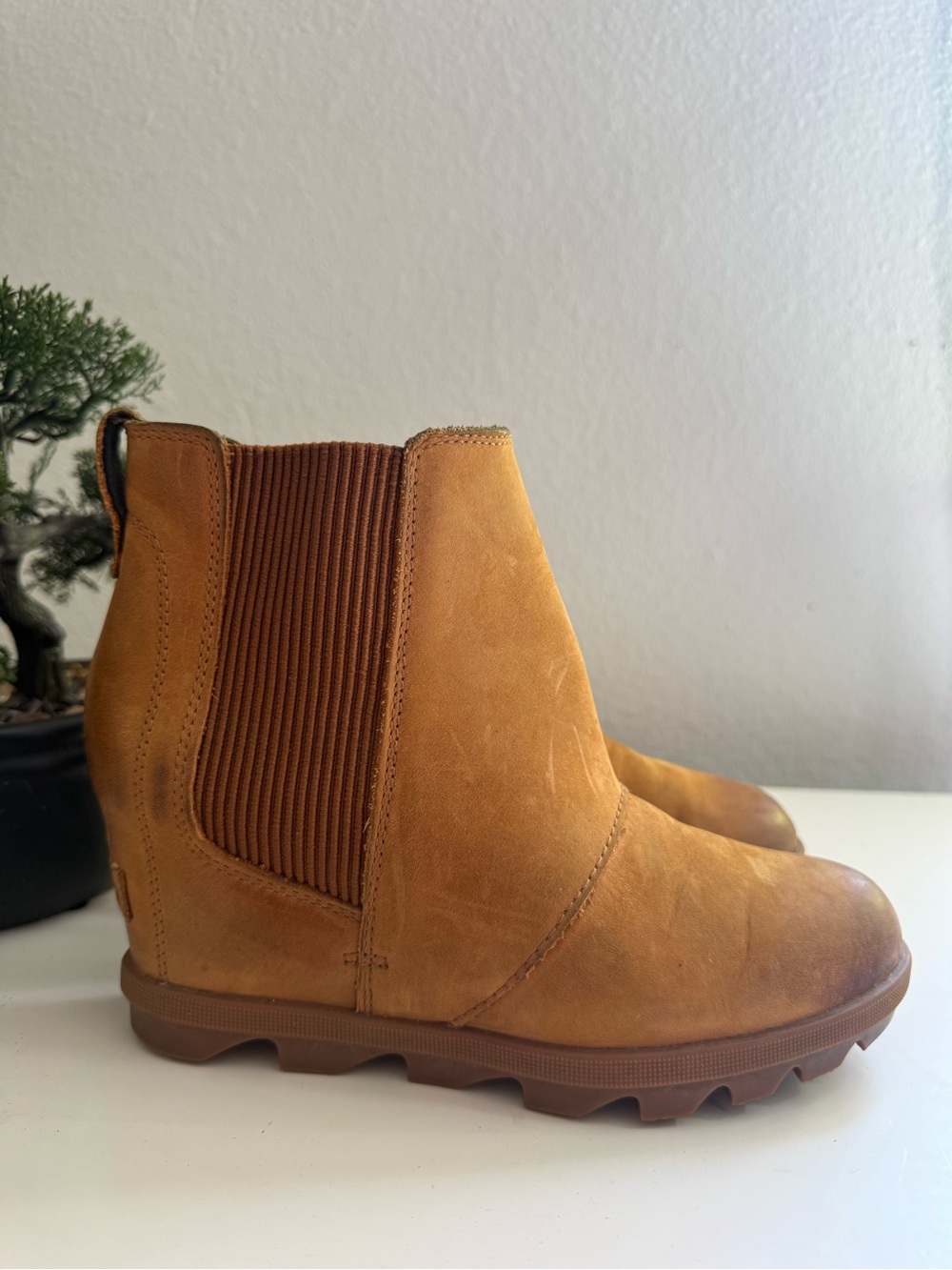 Sorel Joan Chelsea women size 8 Ankle Boots in Wheat Suede